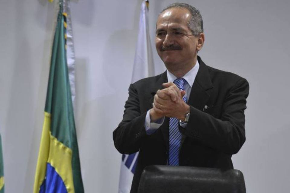 
	Aldo Rebelo: ele quer 2% do PIB, para que os projetos estrat&eacute;gicos de defesa do Pa&iacute;s n&atilde;o fiquem sujeitos &agrave; disponibilidade de verbas
 (Valter Campanato/Agência Brasil)