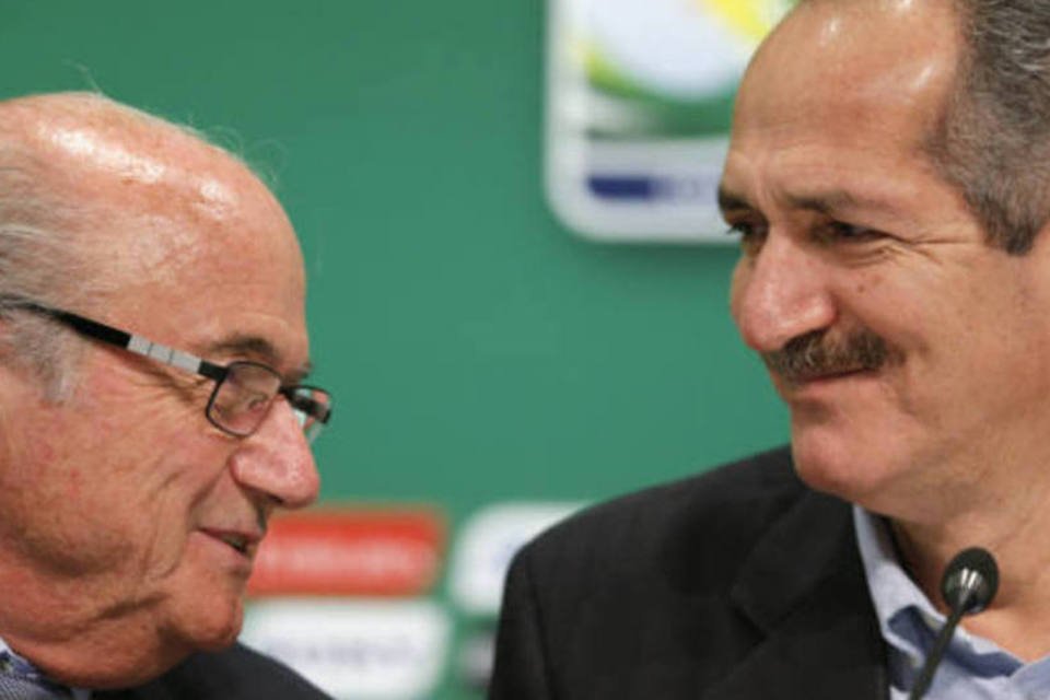 
	O presidente da Fifa, Joseph Blatter, conversa com o ministro do Esporte, Aldo Rebelo:&nbsp;&quot;a Copa &eacute; muito forte e se auto-protege&quot;
 (REUTERS/Sergio Moraes)