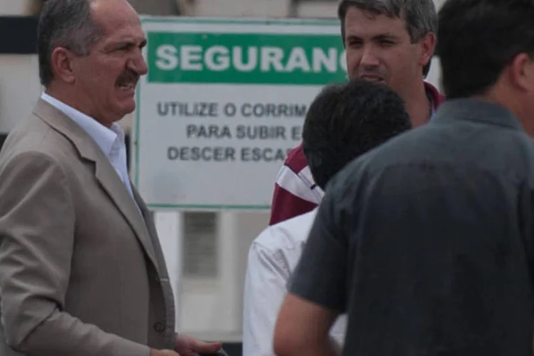Ministro do Esporte, Aldo Rebelo, visita as obras da Arena Corinthians, no bairro de Itaquera. O Itaquerão, como o estádio é conhecido, sediará a abertura da Copa do Mundo de 2014
 (Agência Brasil)