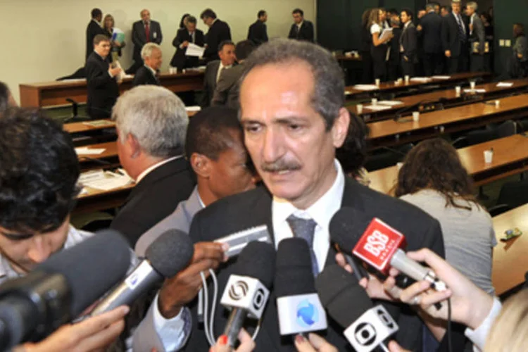  O relator do projeto da reforma do Código Florestal, deputado Aldo Rebelo, fala à imprensa na comissão especial da Câmara que analisa o projeto (.)