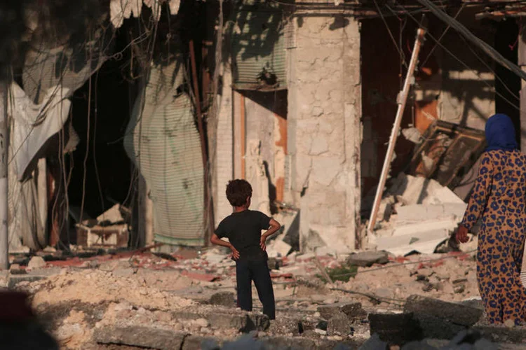 
	Bombardeios: segundo a ONU, a economia se contraiu 40% desde o in&iacute;cio da guerra
 (Rodi Said/Reuters)