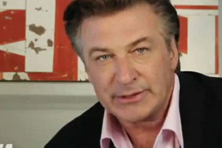 
	Alec Baldwin: ator&nbsp;foi levado sob cust&oacute;dia por dois policiais que o viram pedalando de encontro ao tr&aacute;fego no sul de Manhattan
 (Reprodução You Tube)