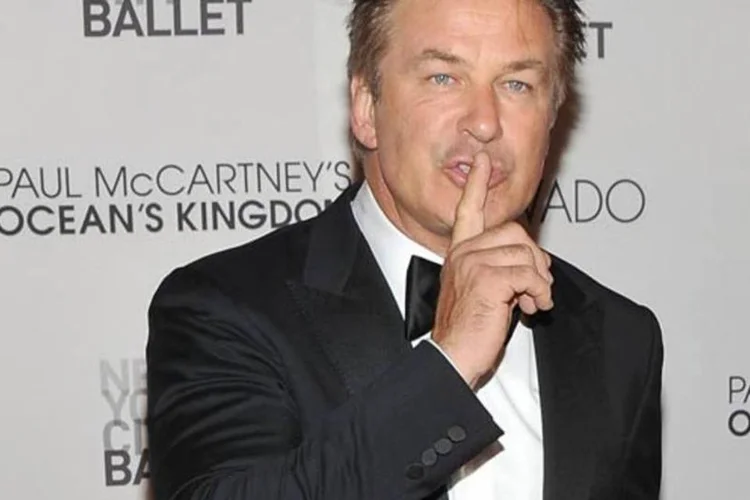 Alec Baldwin: retirado de avião por jogar com celular