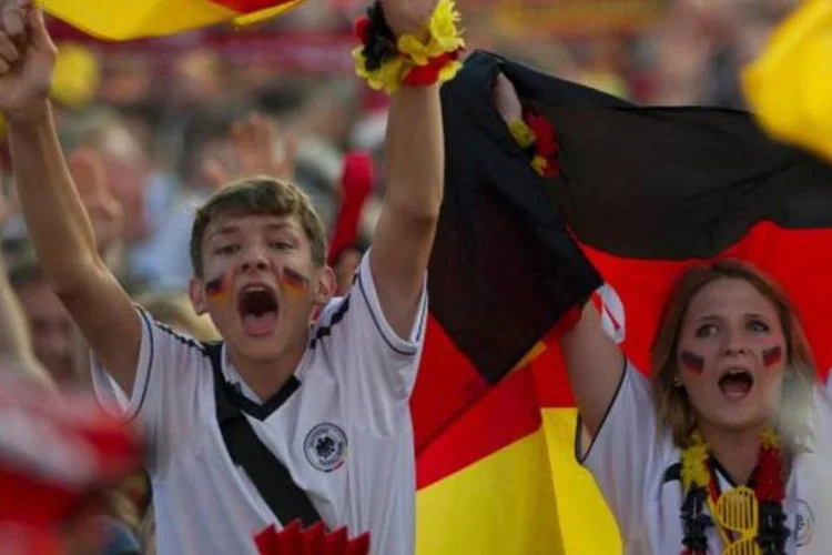
	Torcida da sele&ccedil;&atilde;o alem&atilde; na Eurocopa 2012:&nbsp;respons&aacute;veis da sele&ccedil;&atilde;o alem&atilde; n&atilde;o estavam satisfeitos com nenhum dos hot&eacute;is pr&oacute;ximos &agrave;s sedes onde ter&atilde;o que jogar
 (Thomas Peter/Reuters/Reuters)
