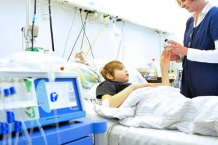 Mãe cuida de filho contaminado com a bactéria E. coli em hospital de Hamburgo, Alemanha: as crianças internadas na França estão em situação grave, mas não preocupante (Patrick Lux/AFP)