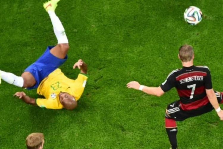 O alemão Bastian Schweinsteiger (D) domina a bola durante partida contra o Brasil (Francois Xavier Marit/AFP)
