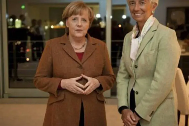 A chanceler alemã, Angela Merkel (E), e a diretora do FMI, Christine Lagarde, que declarou em Berlim que os Estados da zona do euro precisam ampliar os fundos de intervenção
 (Bundesregierung/AFP)