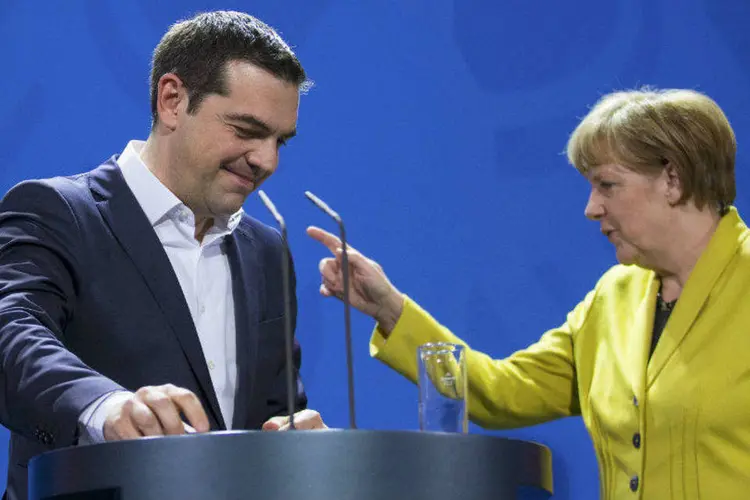 
	A chanceler alem&atilde;, Angela Merkel e o primeiro-ministro grego, Alexis Tsipras: liga&ccedil;&atilde;o aconteceu em uma atmosfera &quot;construtiva&quot;
 (Hannibal Hanschke/Reuters)