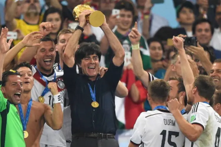 O técnico da Alemanha, Joachim Löw, ergue a taça do tetracampeonato da seleção (Getty Images/Getty Images)