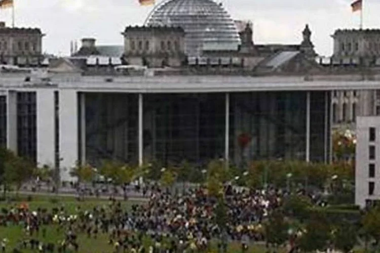 Milhares de alemães cercaram o escritório da chanceler Angela Merkel (.)