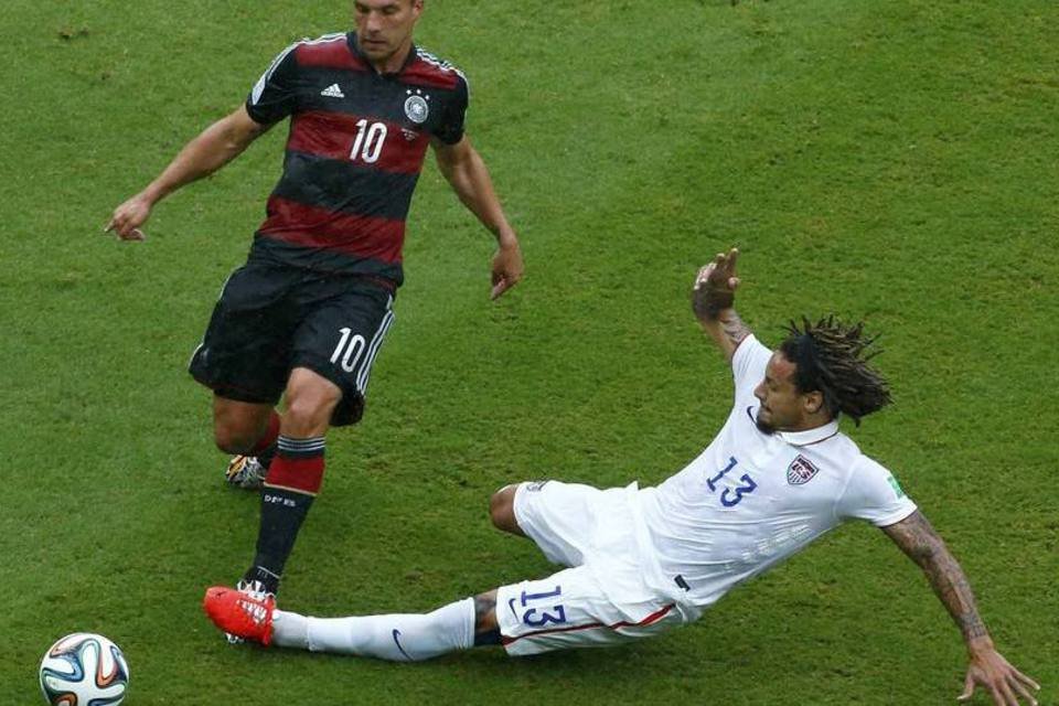 Próximo rival, Podolski comemora vitória do Brasil