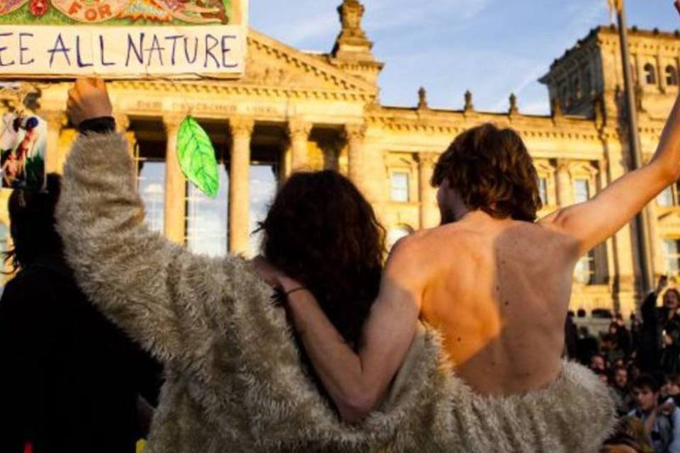 Manifestantes apelam para o nudismo na Alemanha