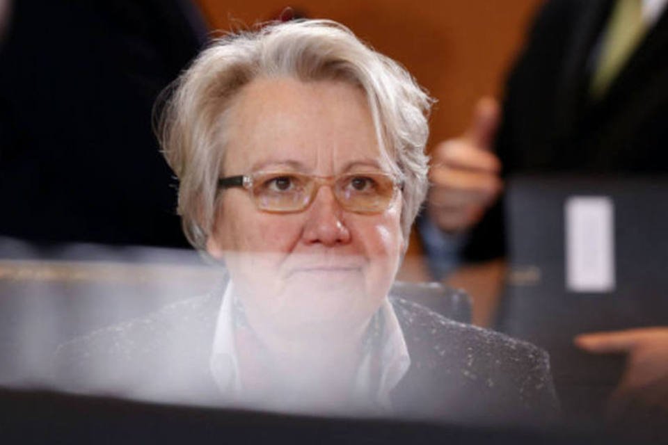Ministra alemã não vai renunciar após acusação de plágio
