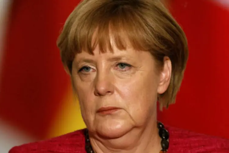 
	Merkel: maioria na C&acirc;mara baixa do Parlamento alem&atilde;o pode ser assegurada com o apoio de menos de 50%, se os partidos em quest&atilde;o tiveram mais assentos do que os outros juntos
 (REUTERS/Charles Platiau)