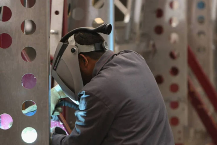 
	Sem os ajustes, de acordo com o INE, a taxa anual do &iacute;ndice de produ&ccedil;&atilde;o industrial tamb&eacute;m caiu 1,3% em maio, ante avan&ccedil;o de 7,6% em abril
 (Sean Gallup/Getty Images)