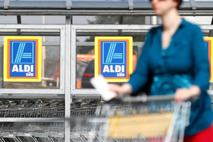 Consumidora empurra carrinho de supermercado em uma loja da Aldi: resultado ficou bem acima da expectativa de leitura de 6,5 (Ralph Orlowski/Getty Images)