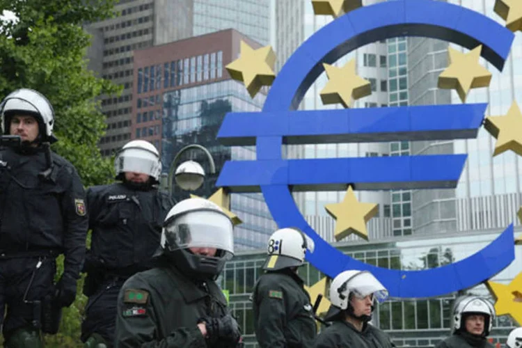 
	Pol&iacute;cia alem&atilde; monta guarda na entrada do Banco Central Europeu
 (Sean Gallup/Getty Images)