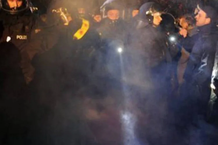 Manifestantes discutem com policiais: o comboio iniciou sua trajetória sob forte esquema de segurança envolvendo 20 mil soldados, diante da previsão de protestos (Julian Stratenschulte/AFP)