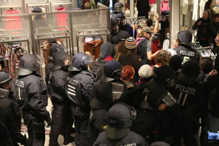 Polícias montam guarda dentro de loja da Zara em Frankfurt para evitar entrada de manifestantes, em 31 de maio de 2013 (Sean Gallup/Getty Images)