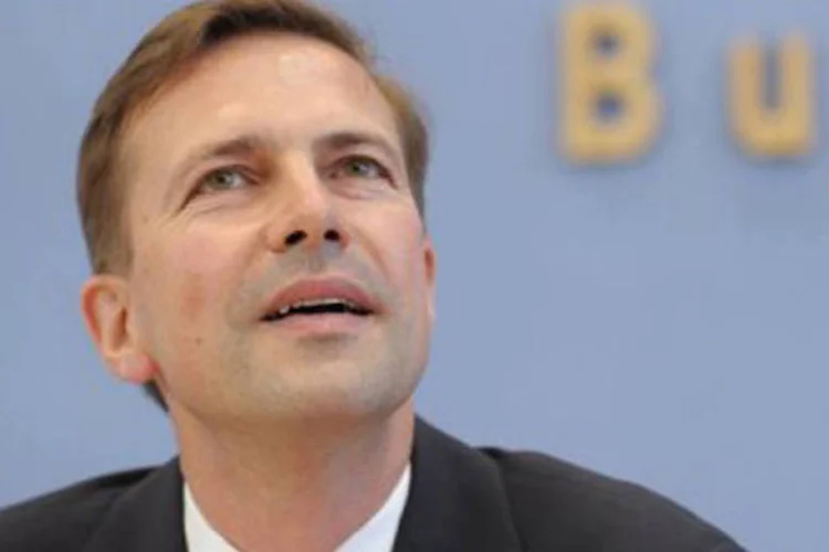
	Steffen Seibert: o porta-voz alem&atilde;o considera o procedimento russo &quot;desnecess&aacute;rio&quot;, al&eacute;m de n&atilde;o colaborar com a situa&ccedil;&atilde;o no leste da Europa
 (Johannes Eisele/AFP)