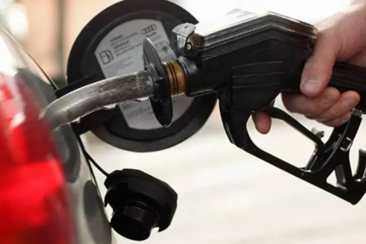 
	Carro sendo abastecido em posto de gasolina: reservas de gasolina do pa&iacute;s ca&iacute;ram 3,93 milh&otilde;es de barris, para 217,8 milh&otilde;es de barris
 (Getty Images)