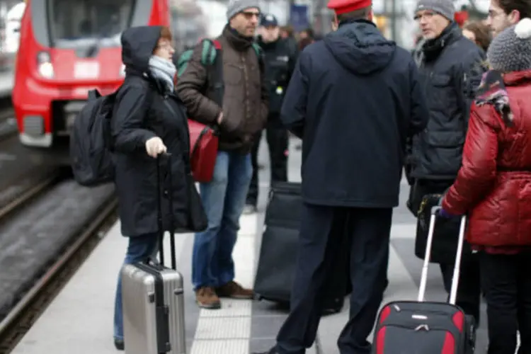 Passageiros falam com condutor de trem enquanto esperam em uma plataforma, durante greve dos funcionários do transporte ferroviário da Alemanha  (REUTERS / Fabrizio Bensch)