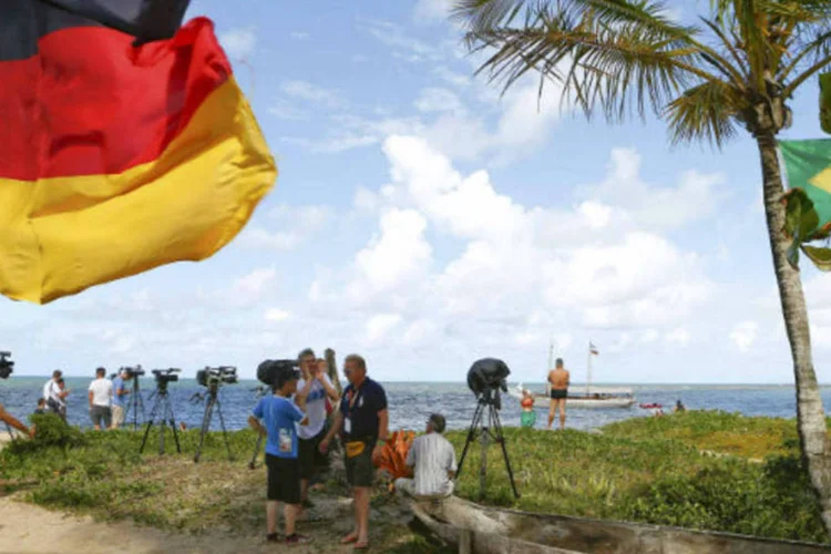 Gravação no Campo Bahia, onde é a concentração da seleção alemã na Copa do Mundo. Bandeiras do Brasil e da Alemanha completam o cenário (Arnd Wiegmann/Reuters)