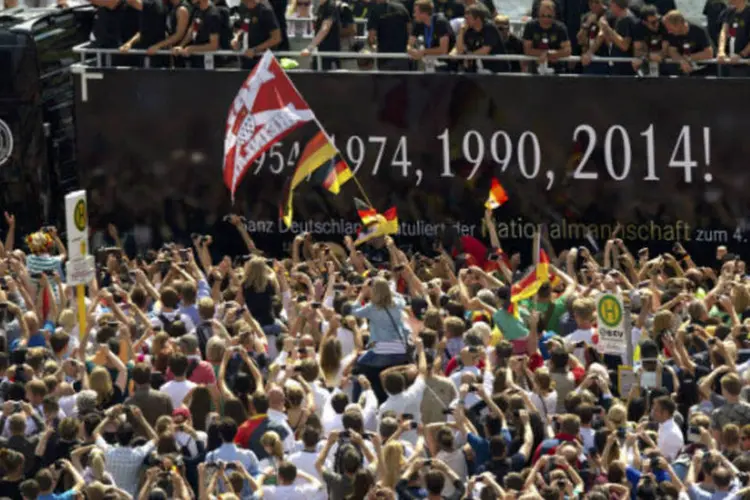 Seleção alemã comemora título da Copa do Mundo 2014 com a torcida em Berlim (Steffi Loos/Reuters)