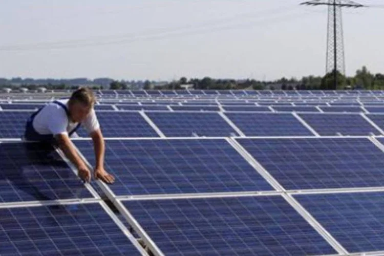 Painéis solares são instalados próximo de Munique (Reuters/Michaela Rehle)