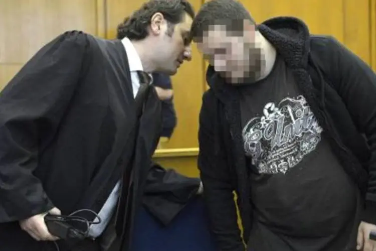 Suposto jiihadista Kreshnik B ouve advogado em tribunal de Frankfurt, em 15 de setembro de 2014 (Afp.com / Thomas Kienzle)