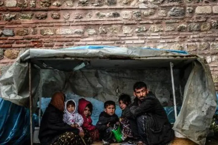
	Fam&iacute;lia de refugiados s&iacute;rios de Alepo, S&iacute;ria:&nbsp;240 mil pessoas vivem sitiadas
 (Bulent Kilic/AFP)