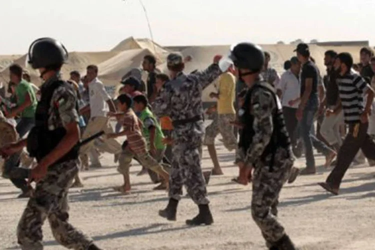 
	Refugiados s&iacute;rios no campo de refugiados de Zaatri, Jord&acirc;nia: em Damasco, combatentes rebeldes anunciaram retirada ap&oacute;s confrontos violentos com as for&ccedil;as do regime&nbsp;
 (Khalil Mazraawi/AFP)