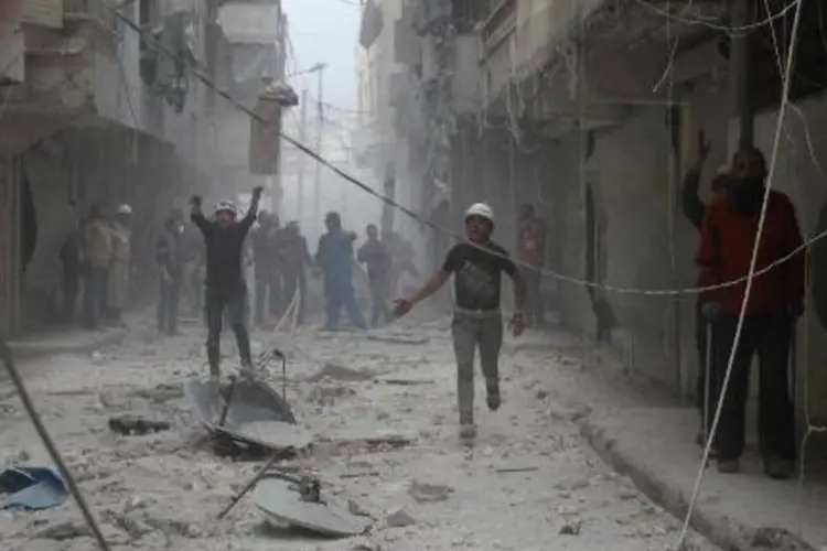 Moradores de Alepo correm em uma rua por ataques do governo: acusações ocorrem num momento em que a Síria se comprometeu a destruir arsenal químico (Bara Al Halabi/AFP)