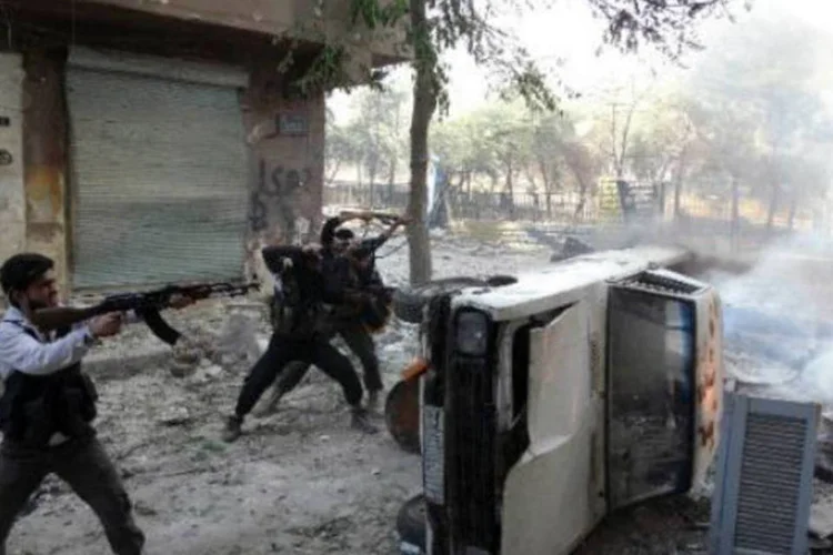 
	Combatentes opositores abrem fogo na S&iacute;ria: rebeldes do Estado Isl&acirc;mico e militantes do Fronte Nusra e outros grupos isl&acirc;micos t&ecirc;m se enfrentado na prov&iacute;ncia h&aacute; semanas
 (Mahmud al-Halabi/AFP)