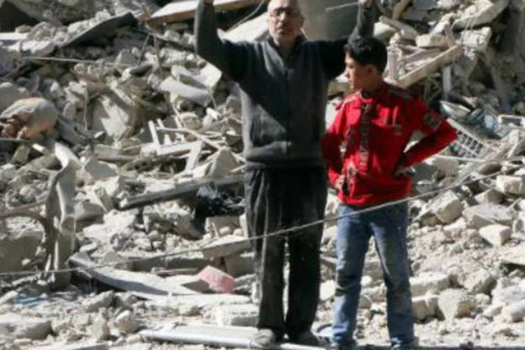 
	Moradores da cidade de Alepo, ap&oacute;s um ataque a&eacute;reo: especialistas disseram tamb&eacute;m que ataques a &aacute;reas civis est&atilde;o causando mortes, desnutri&ccedil;&atilde;o e fome em massa
 (Fadi al-Halabi/AFP)