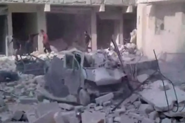 
	Imagem de pr&eacute;dios destru&iacute;dos ap&oacute;s bombardeios em Alepo: a viol&ecirc;ncia dura mais de 20 meses e o n&uacute;mero de mortos supera atualmente os 40.000
 (AFP)