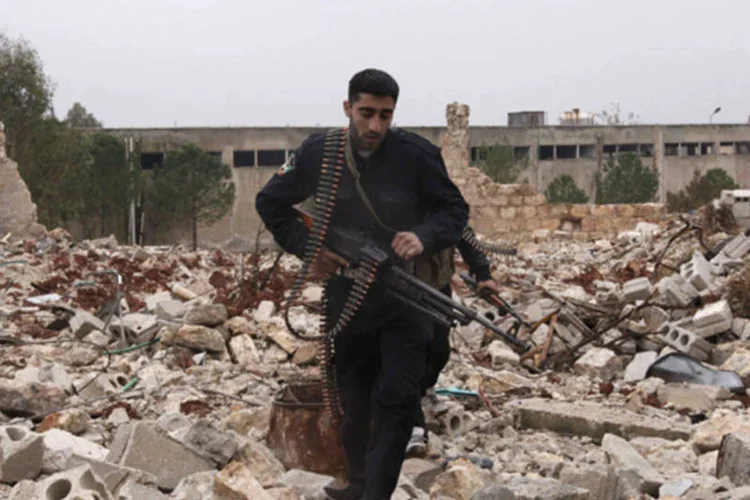 
	Soldado caminhando sobre escombros em cidade na S&iacute;ria: ONU apelou em 19 de dezembro por 1,5 bilh&atilde;o de d&oacute;lares para ajudar a salvar as vidas de milh&otilde;es de s&iacute;rios
 (Zain Karam/Reuters)