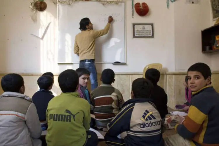 Escola improvisada em Alepo: cada vez que ocorre um bombardeio na região, os pais vão correndo para a escola para recolher seus filhos e levá-los para casa.  (©afp.com)