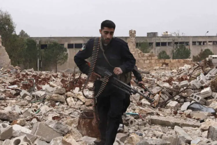 
	Soldado do Ex&eacute;rcito Livre da S&iacute;ria caminha sobre escombros em cidade na regi&atilde;o de Alepo
 (Zain Karam/Reuters)