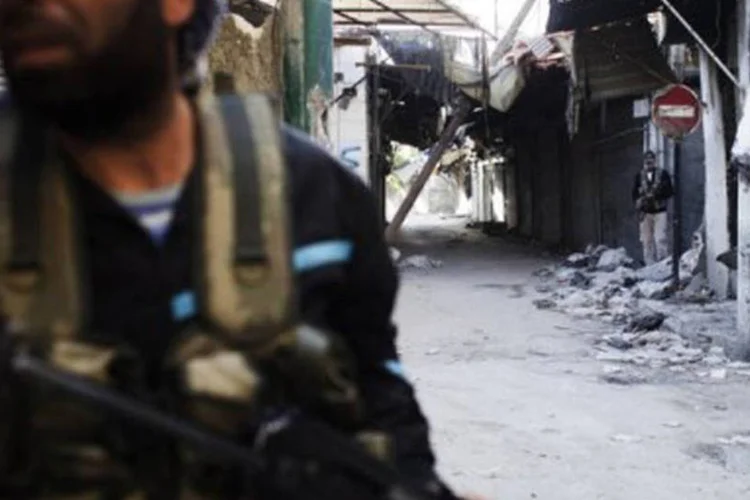 
	Rebeldes em confronto com for&ccedil;as do regime s&iacute;rio em Alepo: quase 37.000 pessoas morreram na S&iacute;ria desde o in&iacute;cio da rebeli&atilde;o contra o regime de Assad
 (Achilleas Zavallis/AFP)