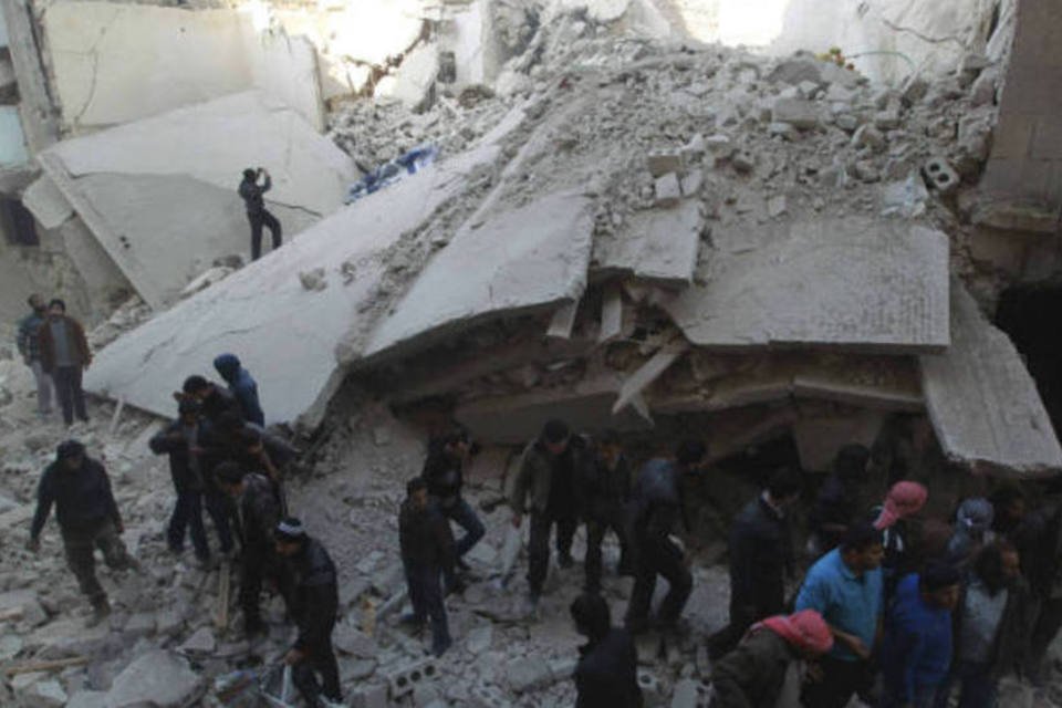 Forças sírias matam 25 em ataque aéreo em Alepo