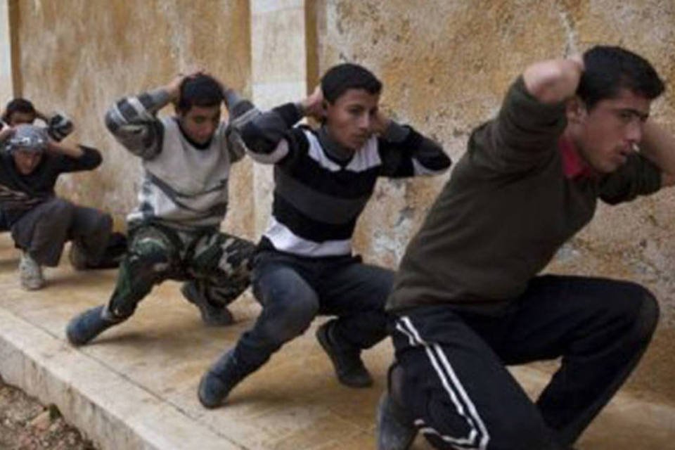 Adolescentes de 14 a 18 anos se preparam contra Assad