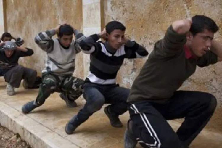 
	Jovens s&atilde;o treinados em Alepo: &quot;Os jovens se apresentam espontaneamente, motivados por suas fam&iacute;lias&quot;.
 (©afp.com / JM López)