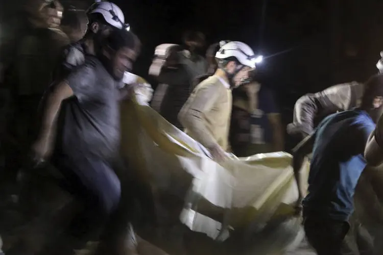 
	Bombardeio contra hospital: o balan&ccedil;o anterior era de 14 mortos, mas seis corpos foram encontrados sob os escombros
 (Abdalrhman Ismail / Reuters)