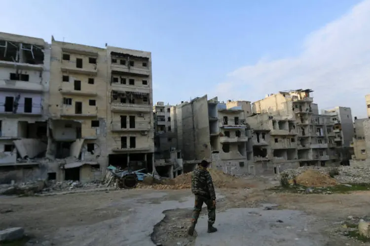 Prédios danificados na Síria: EI proclamou califado no final de junho no Iraque e Síria (Hosam Katan/Reuters)