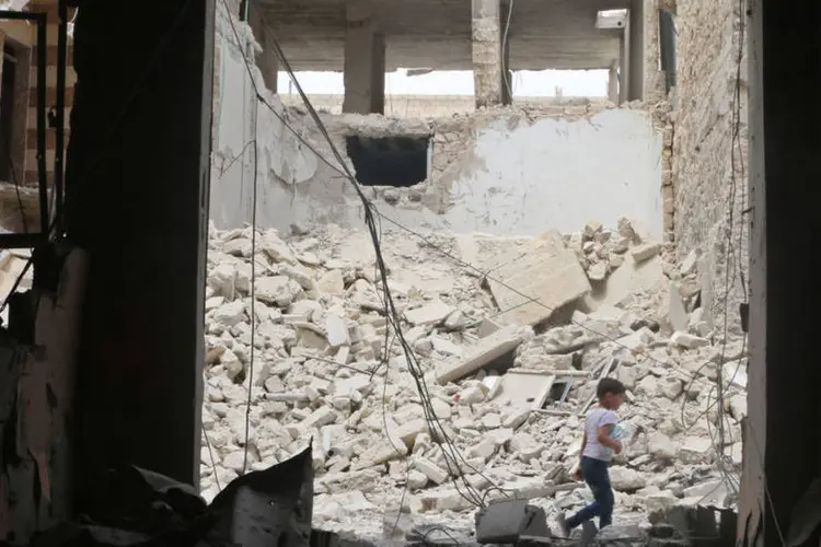 
	Aleppo: Staffan de Mistura ressaltou que o recome&ccedil;o das conversa&ccedil;&otilde;es de paz permanece dependente do cessar-fogo
 (Abdalrhman Ismail / Reuters)