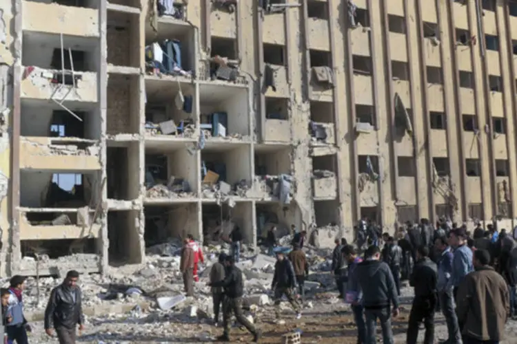 Explosão na Universidade de Aleppo deixou 87 mortos. Exército leal ao ditador sírio reforça avanço sobre a cidade (George Ourfalian/Reuters)
