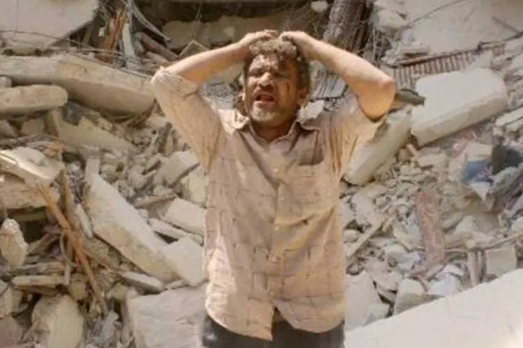 
	Homem se desespera ap&oacute;s um ataque a bomba de for&ccedil;as do governo &agrave; cidade s&iacute;ria de Alepo
 (ALEPPO MEDIA CENTRE/AFP)