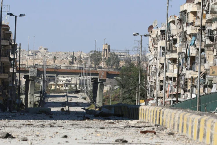
	S&iacute;ria: ataques teriam deixado pelo menos 139 mortes e centenas de feridos no leste de Aleppo
 (Abdalrhman Ismail / Reuters)