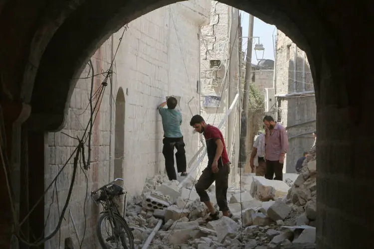 
	Bombardeios: dezenas de bombardeios atingiram nas &uacute;ltimas horas mais de dez bairros opositores
 (Abdalrhman Ismail/Reuters)